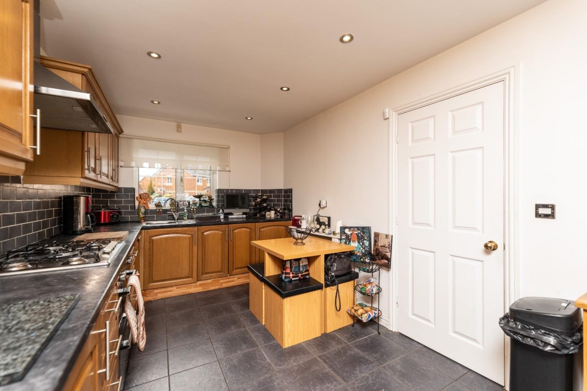 Glen Court, Castleford - Image 8