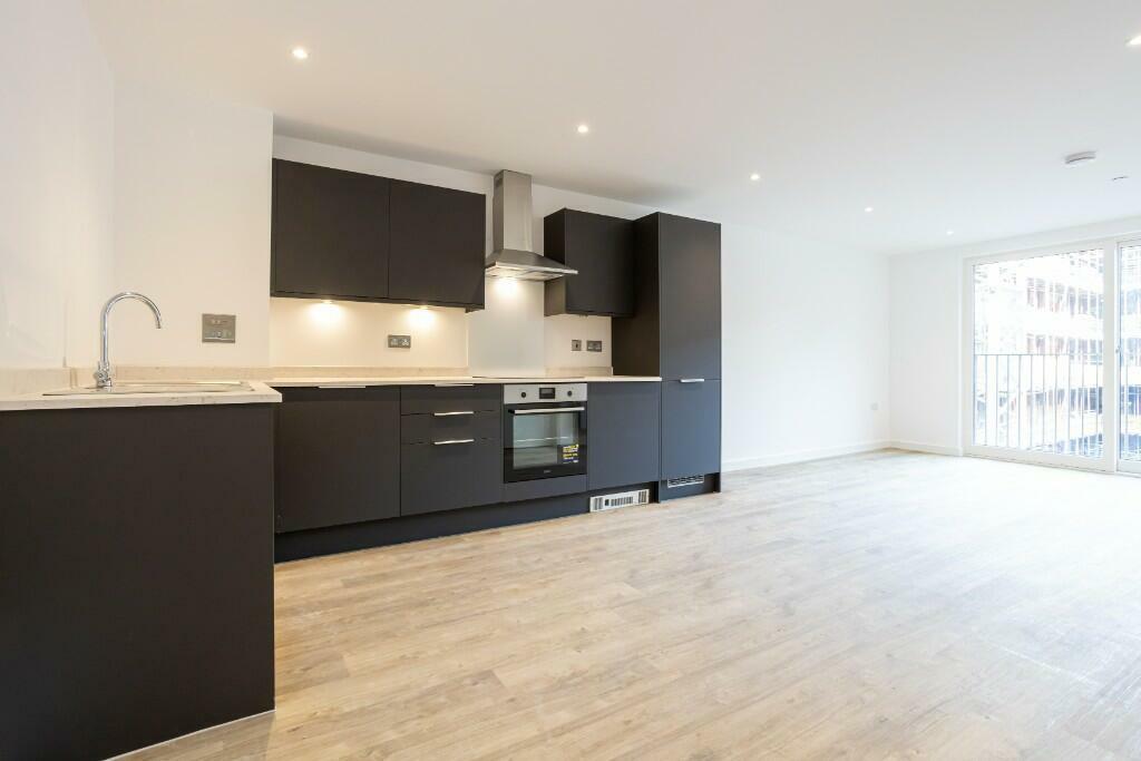 2 bedroom apartment at Hairpin House - Image 17