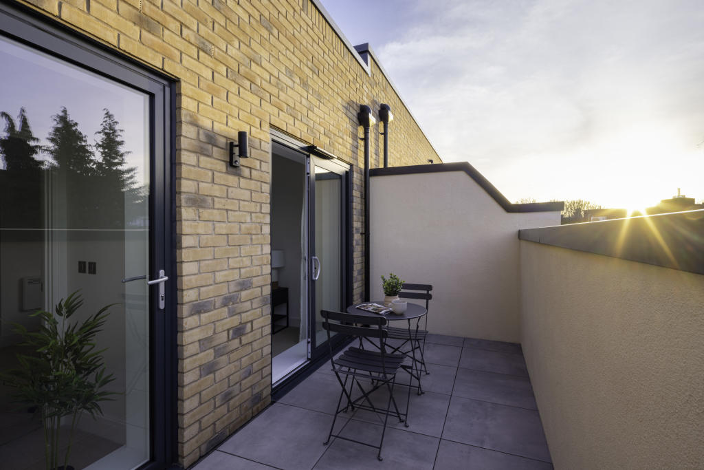 3 bedroom house at Soho Wharf - Image 2