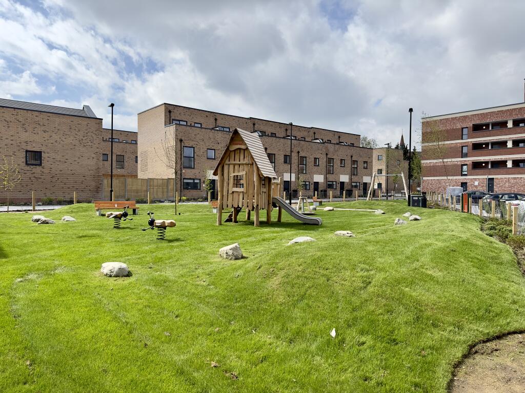 3 bedroom house at Soho Wharf - Image 4