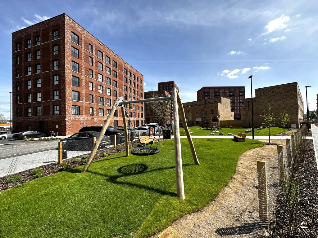 3 bedroom house at Soho Wharf - Image 14