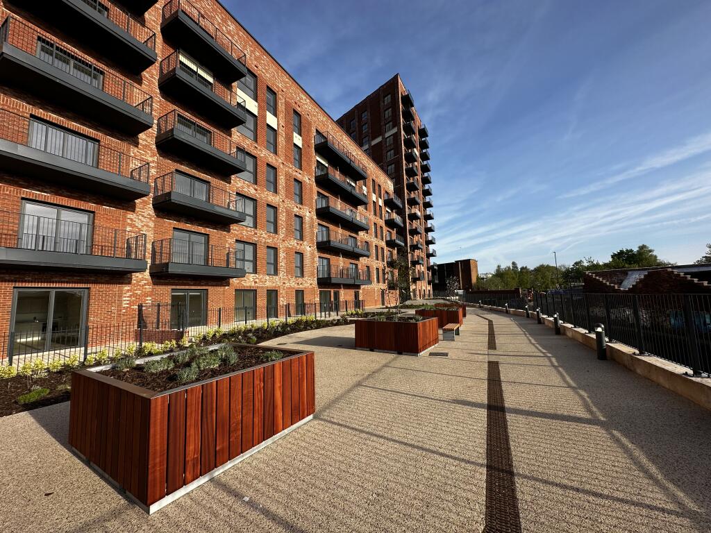 3 bedroom house at Soho Wharf - Image 15