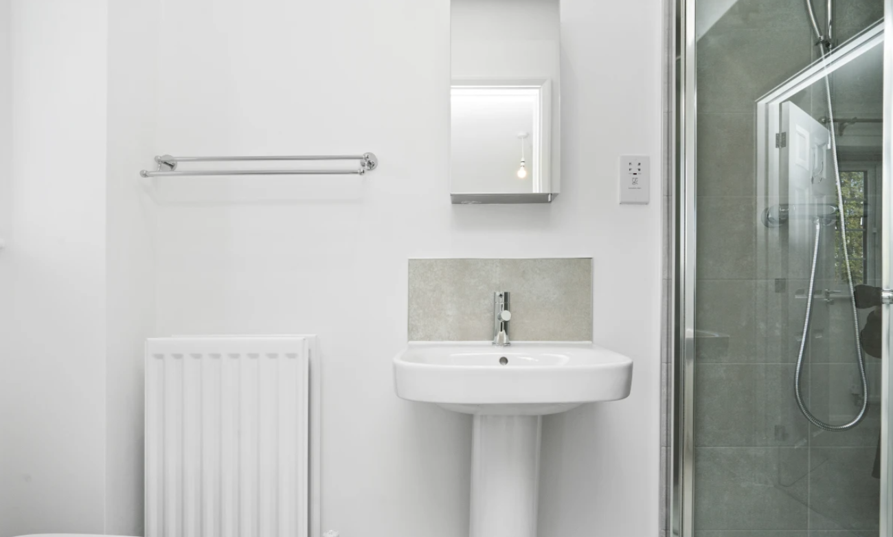 3 bedroom house at Spinning Fields - Image 2