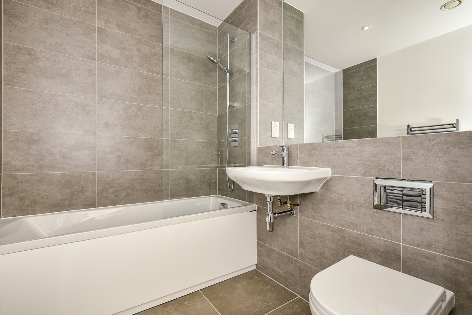 2 bedroom apartment at Pioneer Wharf at Waterfront - Image 3