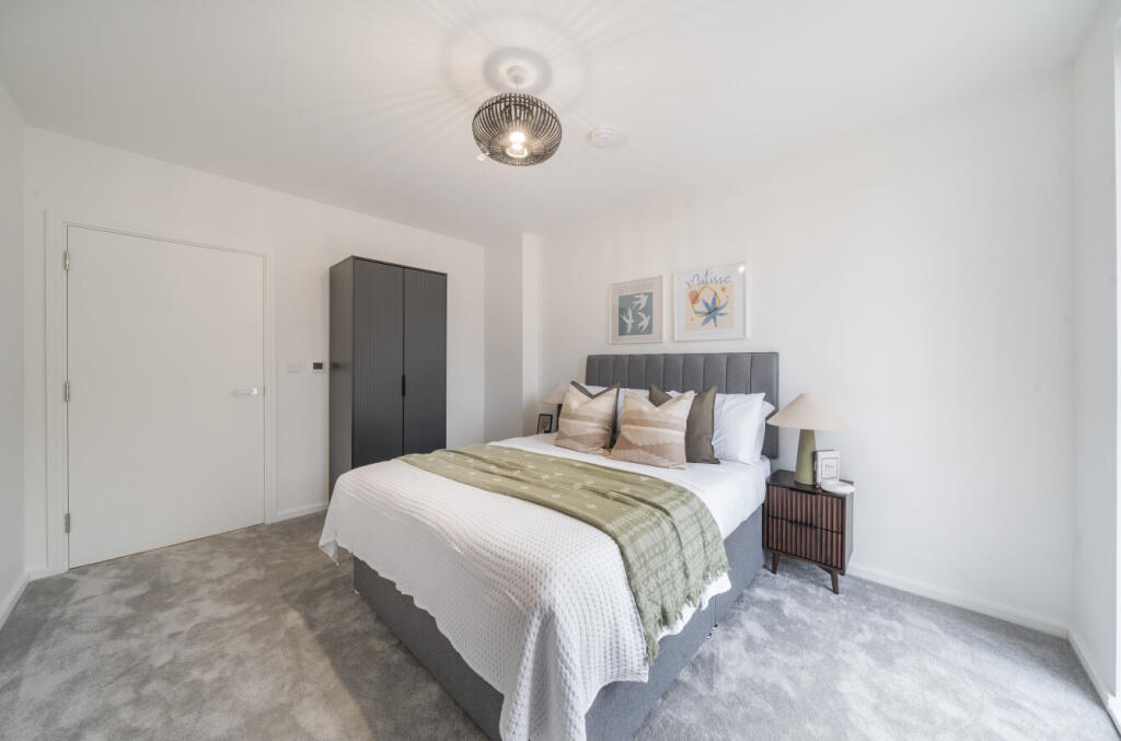 3 bedroom apartment at Clapham Park - Image 2