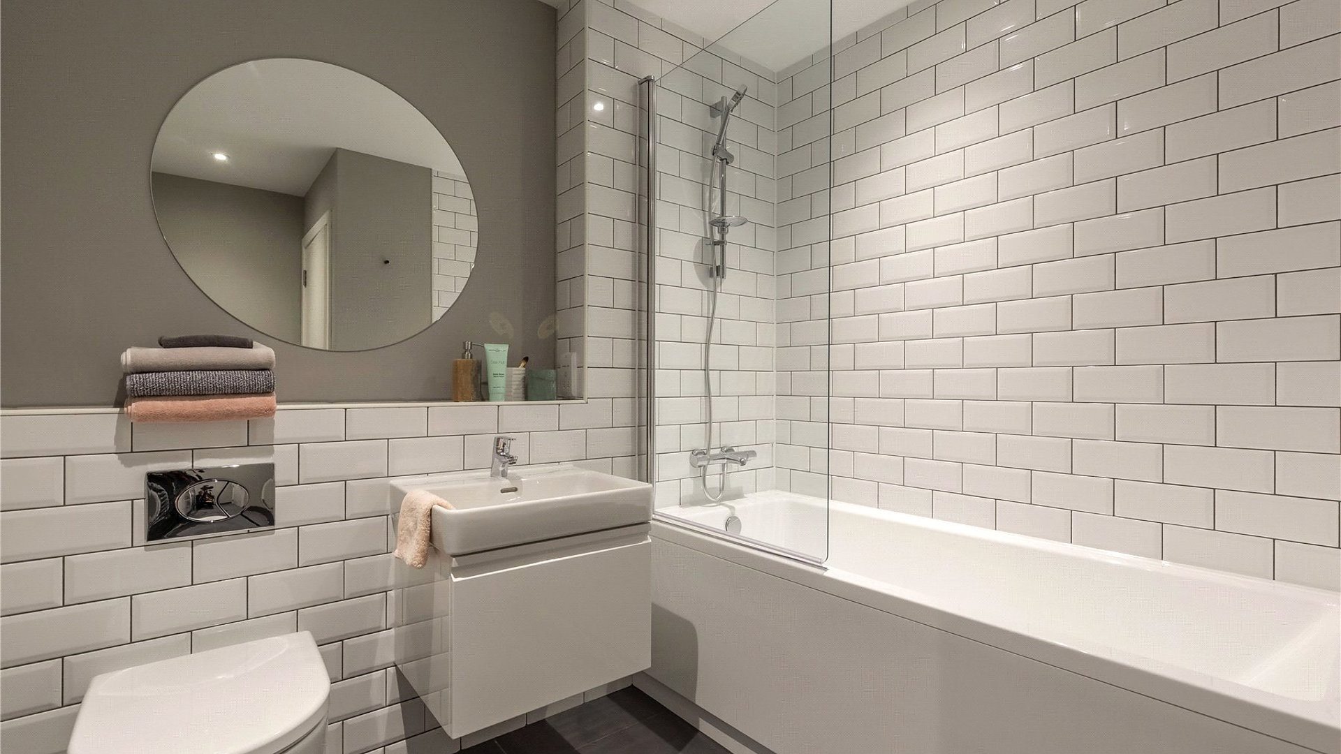 1 bedroom apartment at Lochrin Quay - Image 1