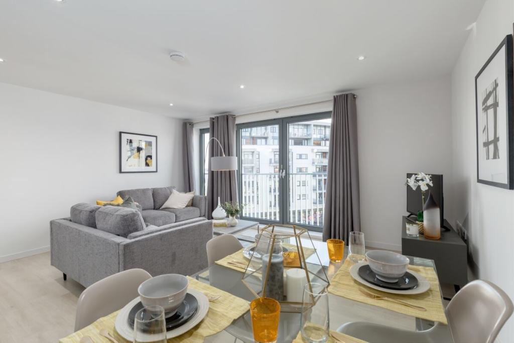 2 bedroom apartment at Lochrin Quay - Image 8