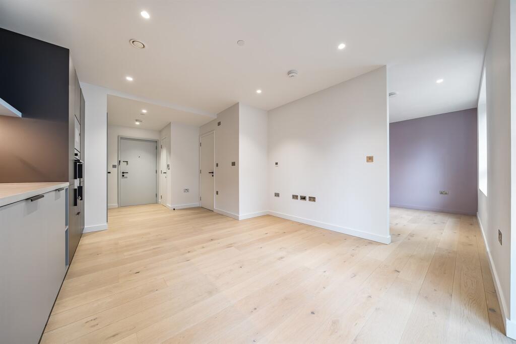 3 bedroom apartment at Upper Riverside - Image 4