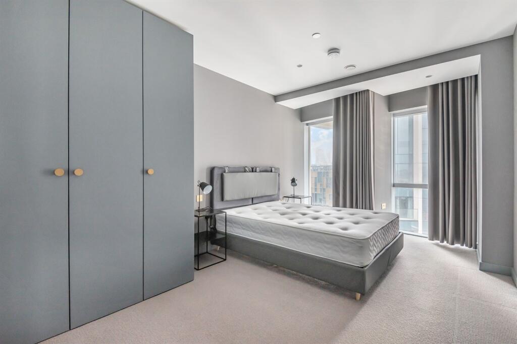 2 bedroom apartment at Upper Riverside - Image 2