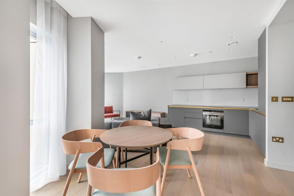 2 bedroom apartment at Upper Riverside - Image 4