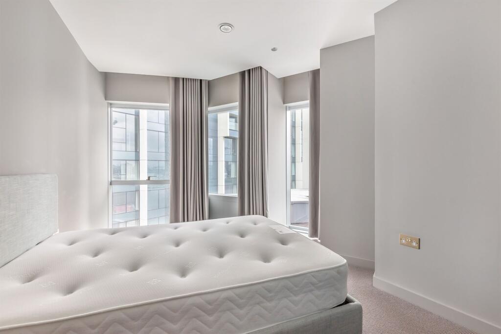 2 bedroom apartment at Upper Riverside - Image 9