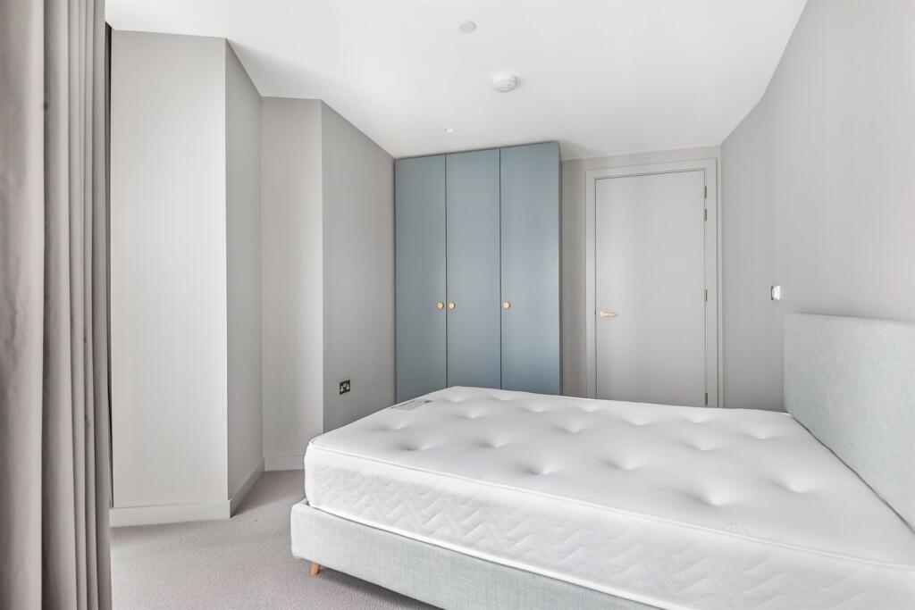 2 bedroom apartment at Upper Riverside - Image 14