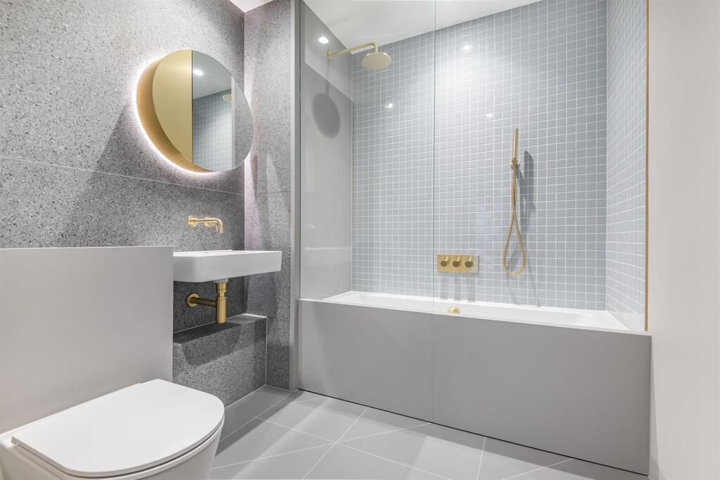 2 bedroom apartment at Upper Riverside - Image 16