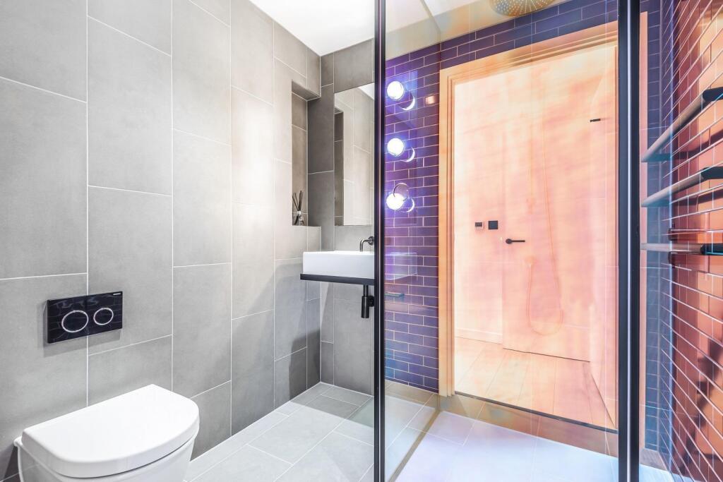 2 bedroom apartment at Upper Riverside - Image 10