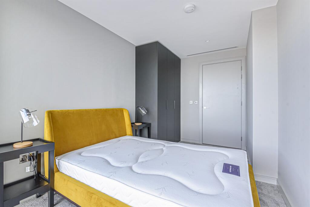 2 bedroom apartment at Upper Riverside - Image 4