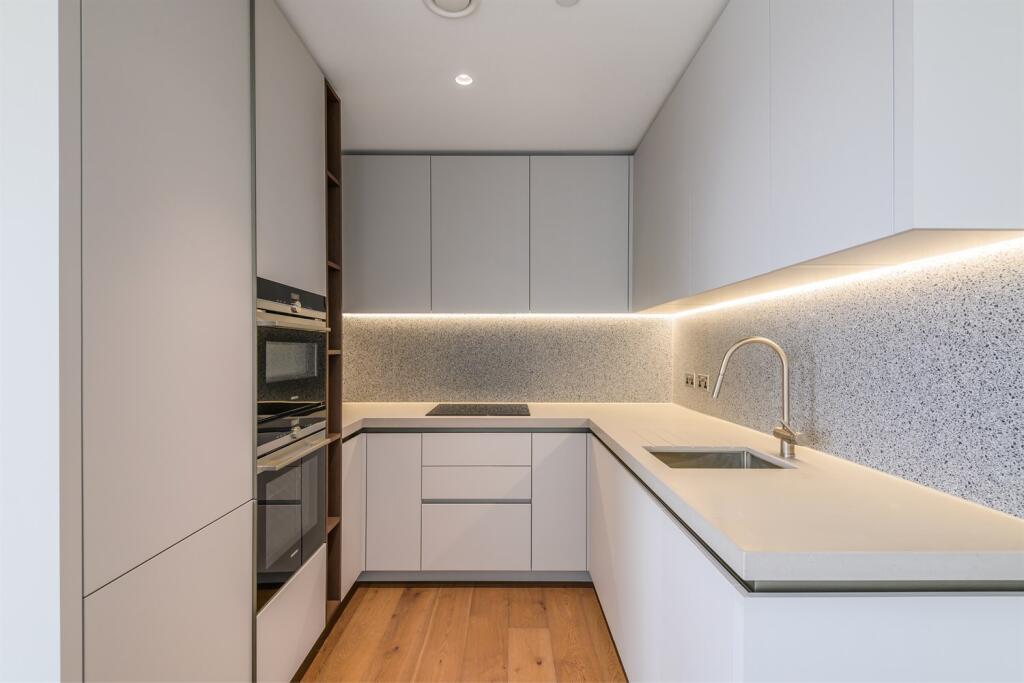 3 bedroom apartment at Upper Riverside - Image 11