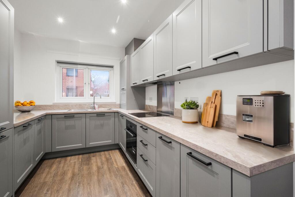 3 bedroom house at Beaumont Manor - Image 8