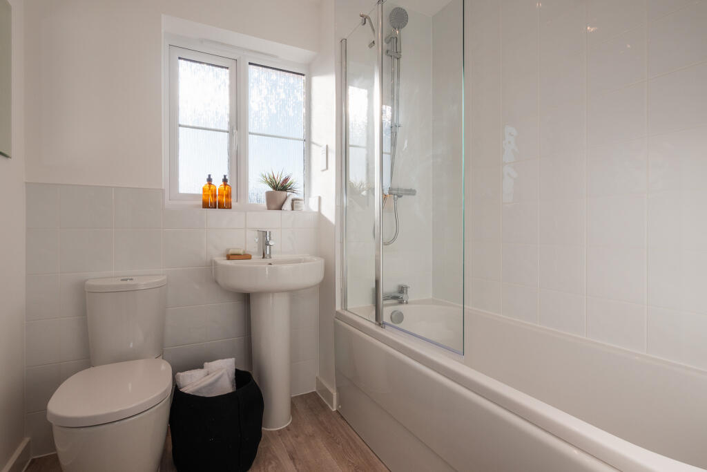 3 bedroom house at Isleport Grove - Image 3