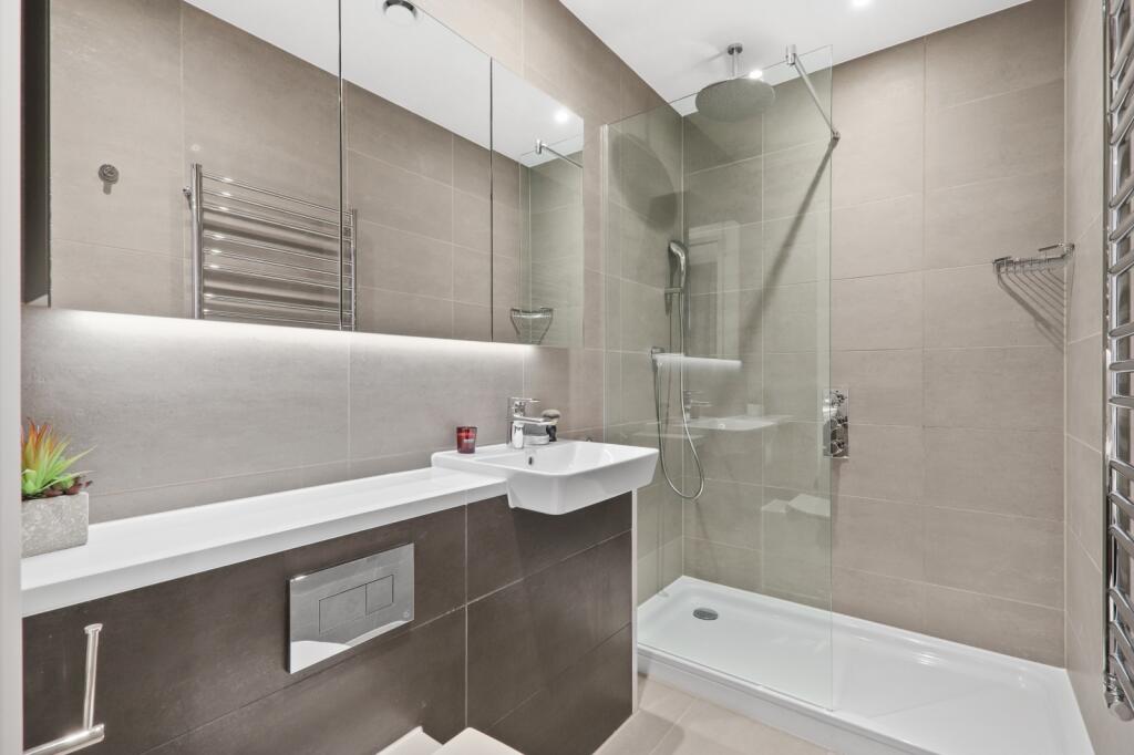 3 bedroom apartment at East Village - Image 14