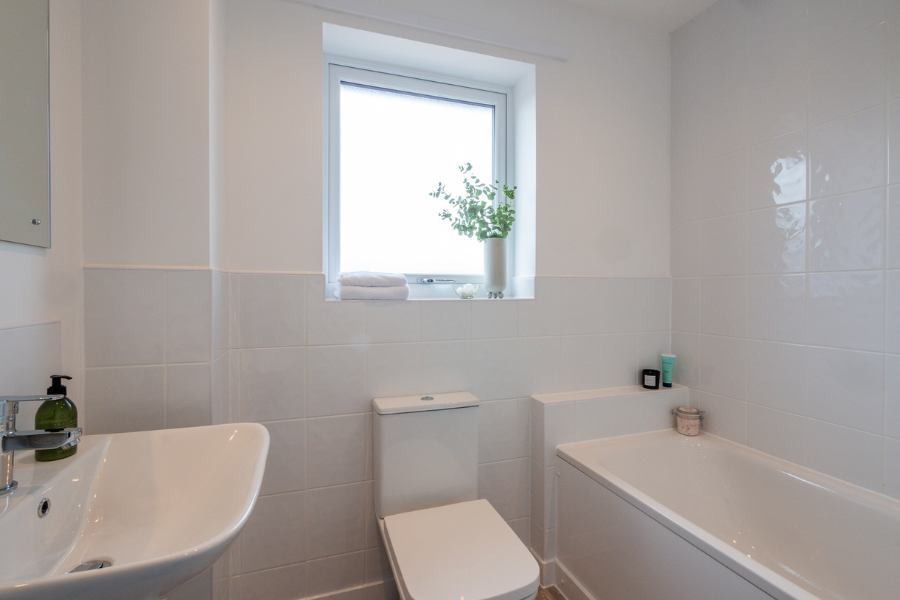 3 bedroom house at Lakedale at Whiteley Meadows - Image 2