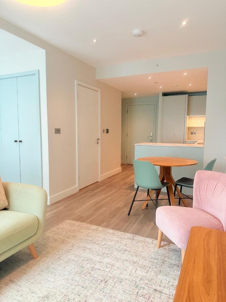 2 bedroom apartment at Alameda - Image 8