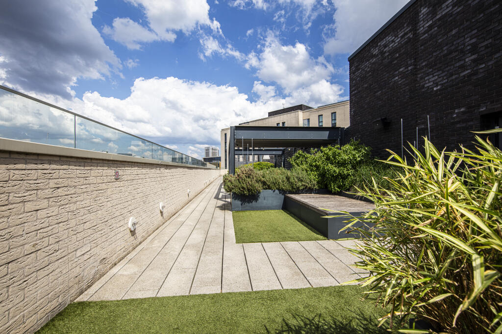 2 bedroom apartment at Alameda - Image 8