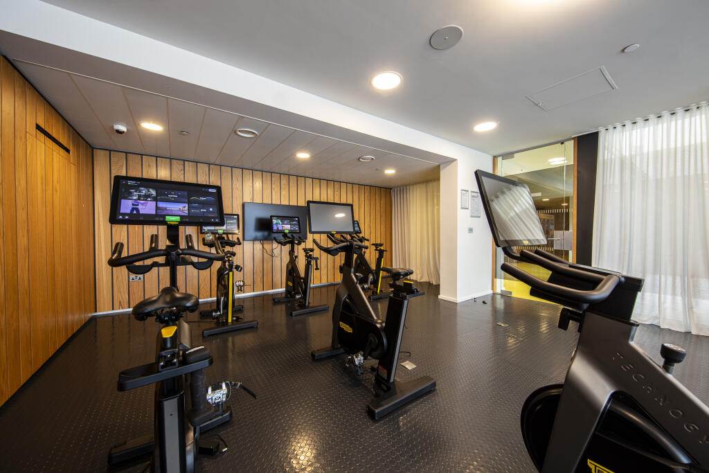 2 bedroom apartment at Alameda - Image 19