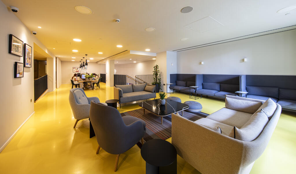 2 bedroom apartment at Alameda - Image 3