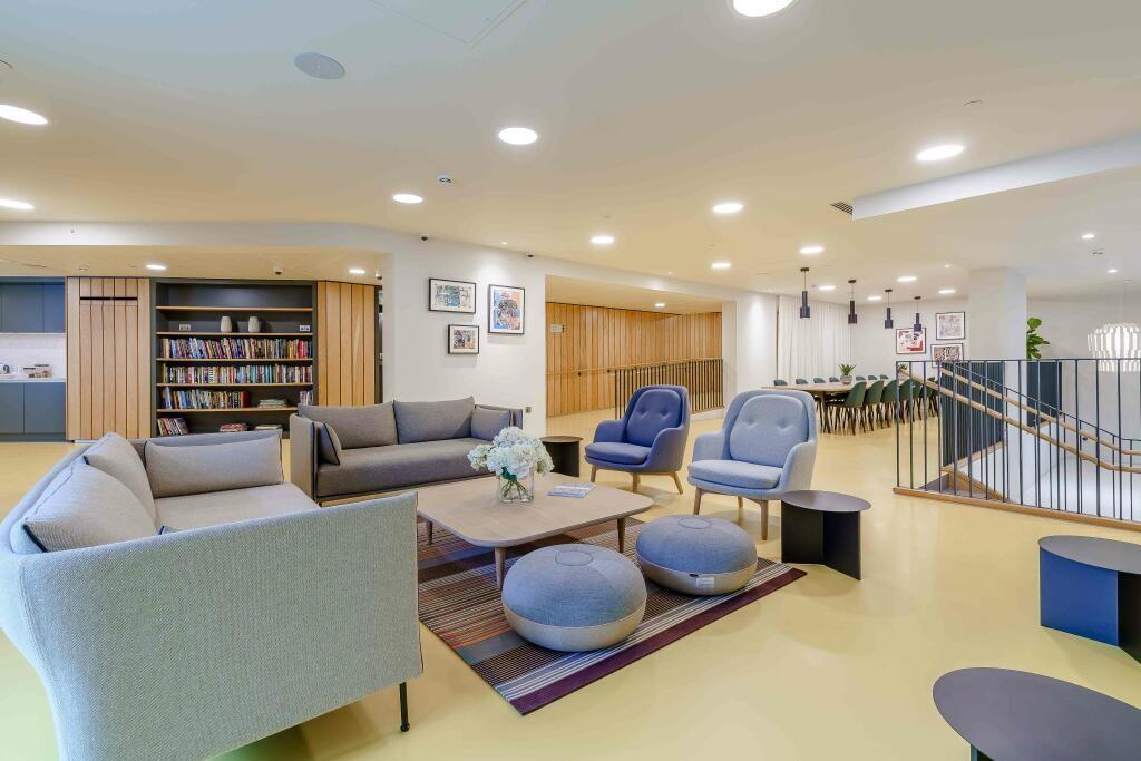 2 bedroom apartment at Alameda - Image 9