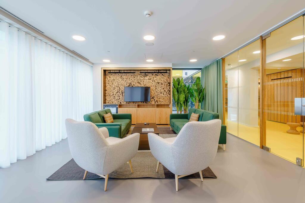 2 bedroom apartment at Alameda - Image 6