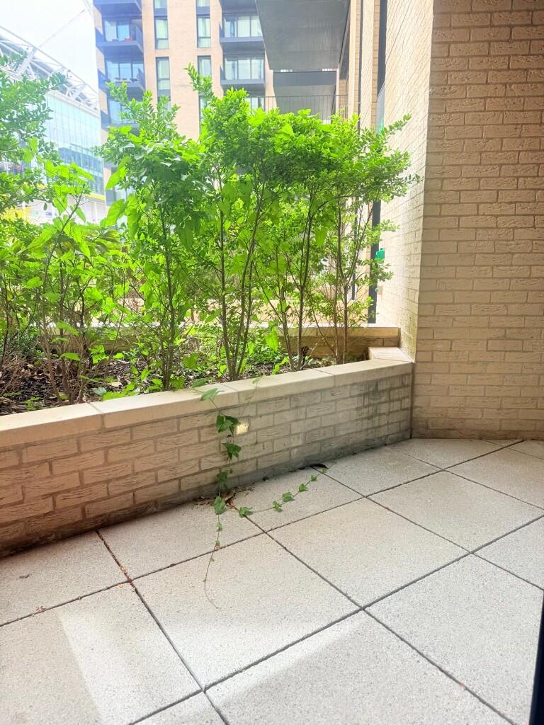 2 bedroom apartment at Alameda - Image 3