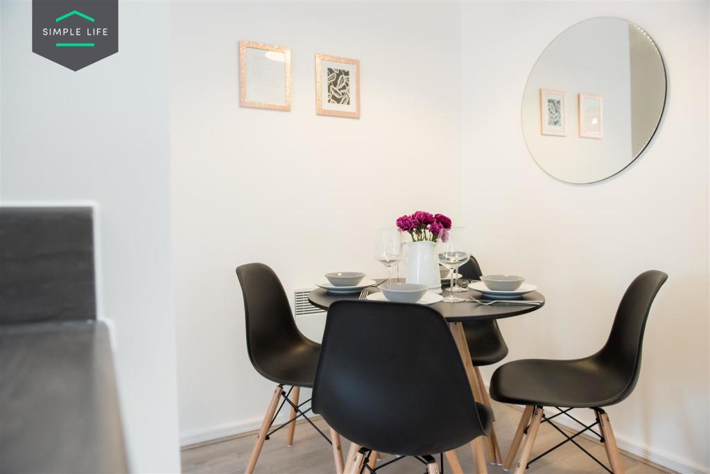 2 bedroom apartment at Canalside - Image 4